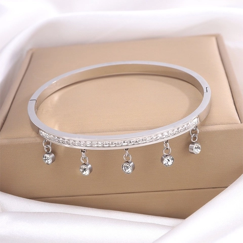 Titanstahl Armreif Mit Strass Besetzt Für Damen Silberfarben Minimalistischer Modeschmuck Mit Kreisförmigen Anhängern