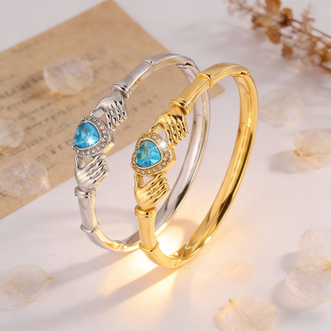 Bracelet Jonc Claddagh en Acier Inoxydable pour Femme Plaqué Or Argent Pierre Cœur Bleue Strass Mains Tenant Cœur