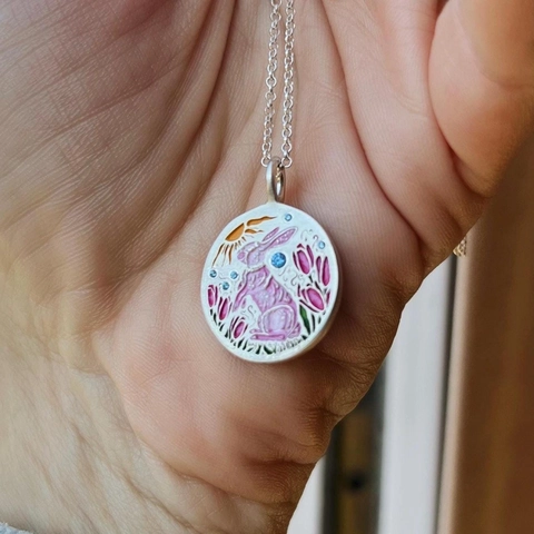 Vintage Titaniumstaal 18K Vergulde Pasen Konijn Kat Emaille Hanger Ketting Artistieke Ovaal Tarotkaart Dier Sieraden
