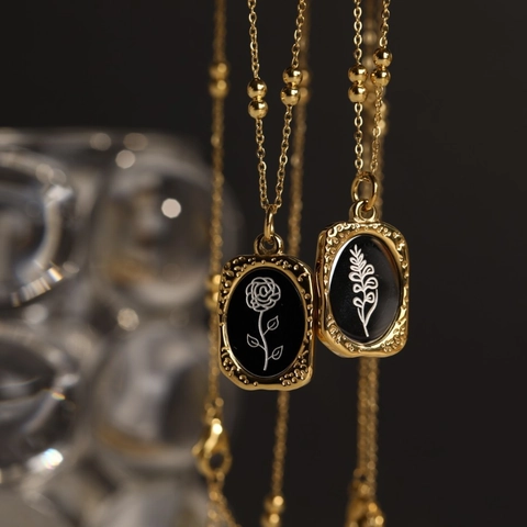 Collana Con Fiore Del Mese Di Nascita Vintage Francese Ciondolo Rettangolare Acciaio Al Titanio Oro 18K Doppio Strato