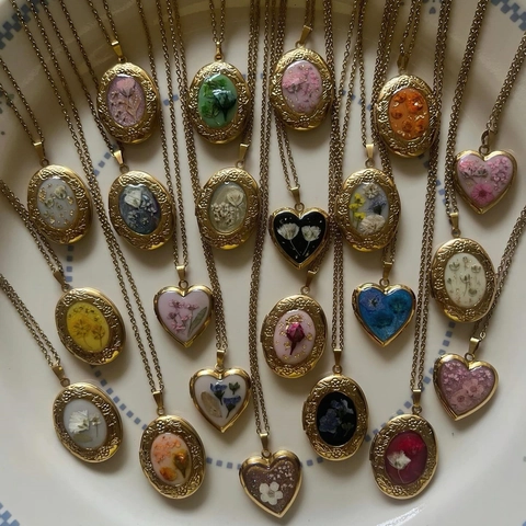 Vintage Copper Dried Flower Locket Necklace For Women Heart Oval Resin Pressed Flower Pendant Elegant Pastoral Jewelry Gift