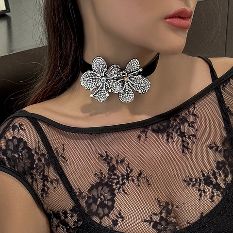 Vintage Velvet Choker Necklace With Large Rhinestone Flower Pendant Gothic Lolita Neck Strap For Women Wedding Party Jewelry