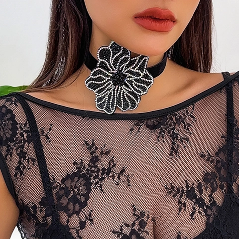 Vintage Velvet Choker Necklace With Large Rhinestone Flower Pendant Gothic Lolita Neck Strap For Women Wedding Party Jewelry
