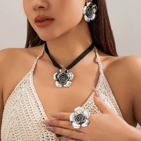 Vintage Rose Flower Choker Necklace For Women Velvet Ribbon Alloy Large Floral Pendant Retro Ethnic Style Jewelry