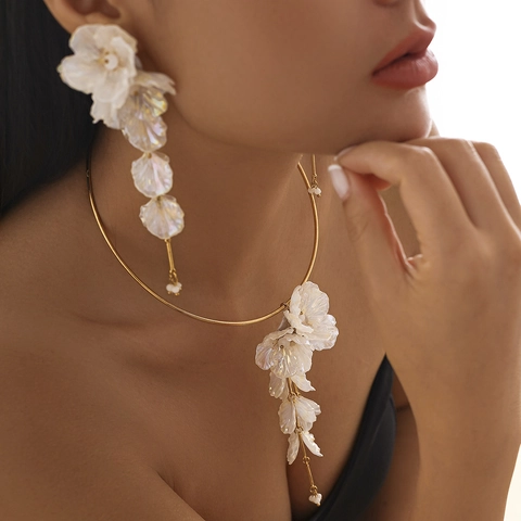 Irriserende Bloemen Choker Halsketting Met Oorbellen Goud Metaal Kunststof 3D Bloemen Hanger Sieraden Voor Dames Vakantie Feest