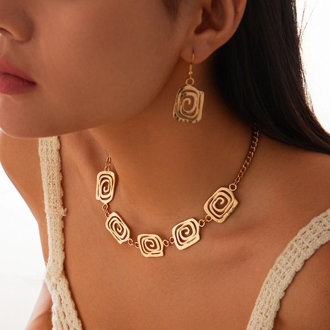 Women Creative Metal Spiral Pendant Necklace Geometric Alloy Wax Cord Statement Jewelry For Daily Date Gold Silver Necklaces