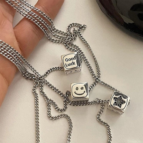 Collana con Pendente a Cubo in Rame e Zircone Placcato Argento per Donna Viso Sorridente Stella Lettera Good Luck Gioielli