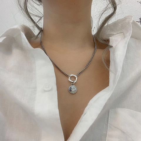 Collier Pendentif Visage Souriant en Cuivre Vintage pour Femmes Couleur Argent Thaïlandais Chaîne de Clavicule Géométrique Bijoux Cadeau