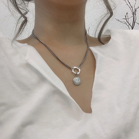 Collier Pendentif Visage Souriant en Cuivre Vintage pour Femmes Couleur Argent Thaïlandais Chaîne de Clavicule Géométrique Bijoux Cadeau
