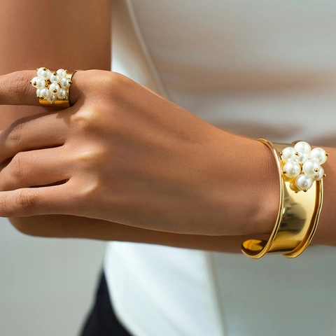 Bracciale Aperto e Anello in Metallo Vintage Con Grappolo di Künstliche Perle di Imitazione Design Floreale Gioielli Eleganti per Donna Oro Argento