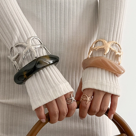 Set di Gioielli Bracciale Rigido Aperto e Anello in Metallo Vintage con Stella Marina Farfalla Floreale per Donna Resina
