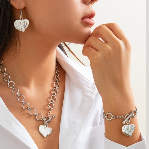 Set di Gioielli con Ciondolo a Cuore in Lega Vintage per Donna Collana a Catena Grossa Bracciale Martellato Orecchini a Disco Gioielli Regalo