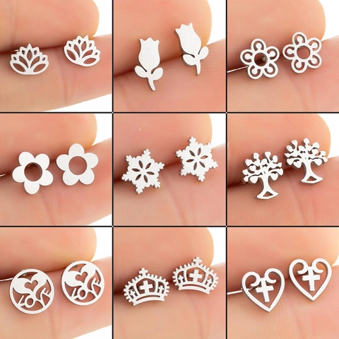 Boucles d'Oreilles Clous en Acier Inoxydable pour Femmes Minimalistes Lotus Flocon de Neige Arbre de Vie Cœur Couronne Croix Fleurs