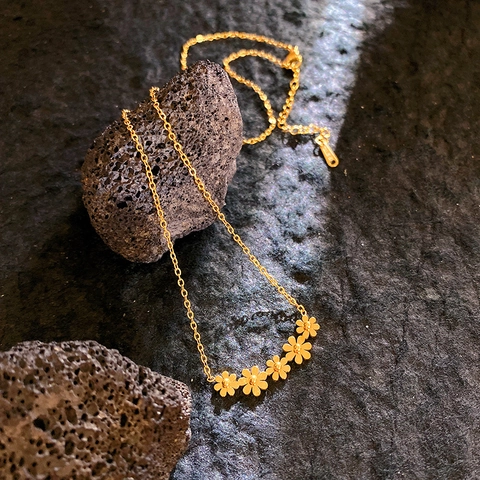 Élégant Collier Pendentif Petites Marguerites en Acier Inoxydable pour Femme Chaîne de Clavicule Florale Exquise Or Rose Bijoux Cadeau