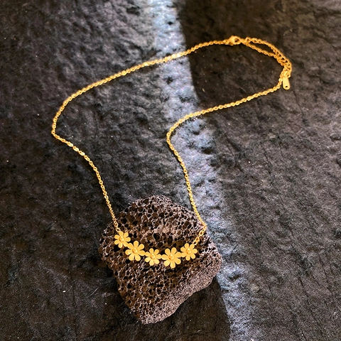 Élégant Collier Pendentif Petites Marguerites en Acier Inoxydable pour Femme Chaîne de Clavicule Florale Exquise Or Rose Bijoux Cadeau