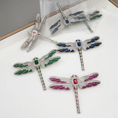 Elegante Spilla a Forma di Libellula in Rame Zirconia Strass Micro Pavé Pin per Donna Accessori Maglione Completo Cappotto
