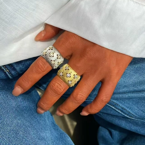 Set di Gioielli in Rame Placcato Oro 18K Lusso per Donna Vintage Spazzolato Rigato Texture Zirconia Fiore Bracciale Aperto Anello Regolabile