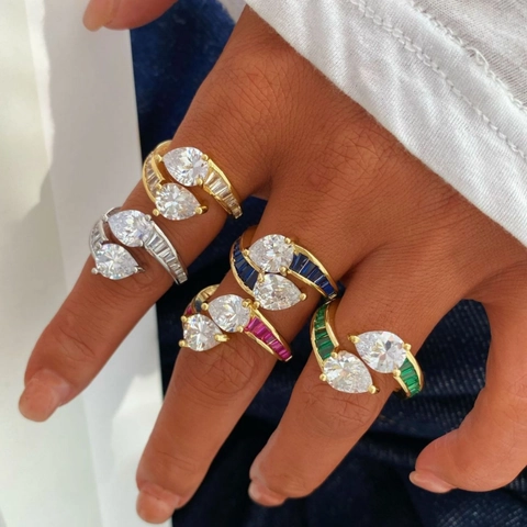 Set di Gioielli in Rame Placcato Oro Luxury Bracciale Aperto e Anello con Zirconia Colorata a Pera per Matrimonio Donna