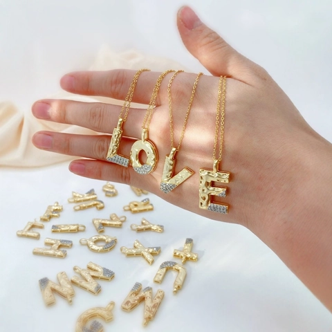 Pendaglio Lettera Iniziale in Rame Placcato Oro 18K per Donna Texture Martellata Zirconia Alfabeto Charm Fai da Te Gioielli Accessorio