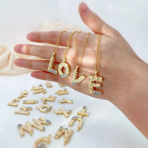 Pendaglio Lettera Iniziale in Rame Placcato Oro 18K per Donna Texture Martellata Zirconia Alfabeto Charm Fai da Te Gioielli Accessorio