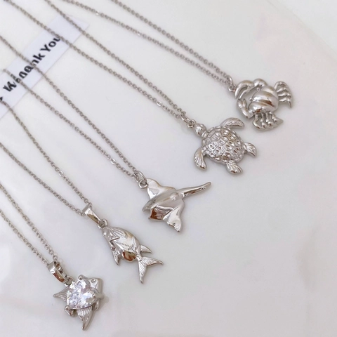 Collana con Ciondolo Animale Marino Coreano Dolce Rame Placcato Oro 18K Tartaruga Granchio Manta Delfino Zirconia Gioielli per Donna