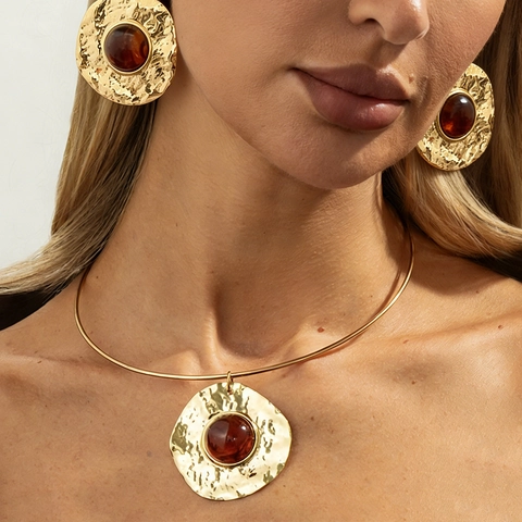 French Vintage Hammered Metal Jewelry Set For Women Resin Gemstone Round Pendant Choker Necklace Artistic Stud Earrings Banquet Party Accessories