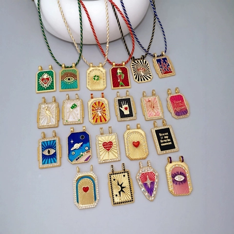 Ciondolo Carta dei Tarocchi in Smalto Retrò Rame Placcato Oro 18K Malocchio Cuore Palmo Accessorio Gioielli per Collana Unisex Punk