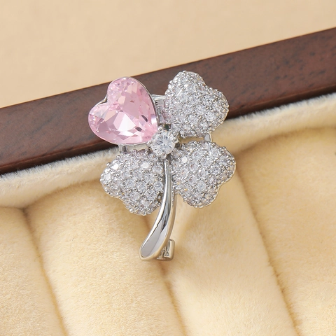Eleganter Kupfer Zirkonia Vierblättriges Kleeblatt Brosche Rosa Herz Kristall Versilbert Anstecknadel Damen Modeschmuck Geschenk