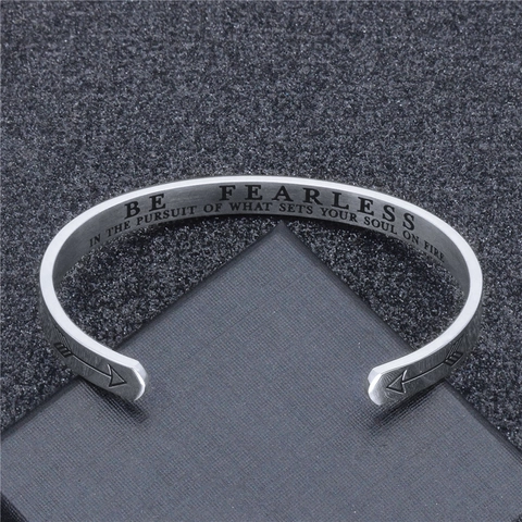 Edelstahl Inspirierender Gravierter Armreif Be Fearless Pursuit Offener Armreif Für Damen Herren Pfeil Design Motivierender Schmuck Geschenk