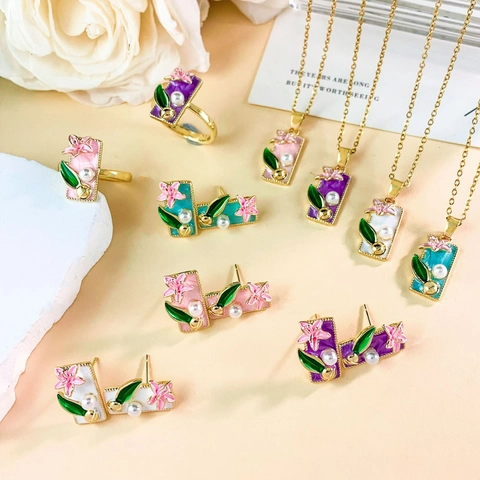 Collana con Ciondolo a Giglio in Smalto Stile Francese Vintage Catena in Acciaio Inossidabile Placcato Oro Orecchini Anello Perla Sintetica Accessorio Floreale Donna