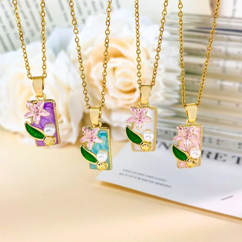 Collana con Ciondolo a Giglio in Smalto Stile Francese Vintage Catena in Acciaio Inossidabile Placcato Oro Orecchini Anello Perla Sintetica Accessorio Floreale Donna