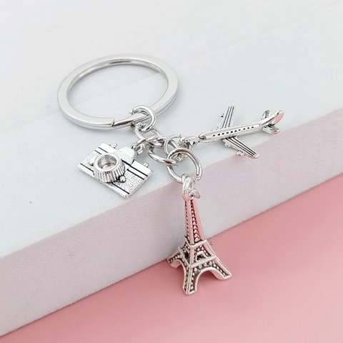 Porte-clés en Métal Thème Voyage Alliage Tour Eiffel Avion Appareil Photo Passeport Globe Charme Couleur Argent Accessoire de Sac Cadeau