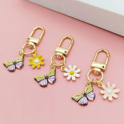 Ins Creative Daisy Butterfly Keychain Pendant Sweet Floral Zinc Alloy Drip Oil Bag Charm For Women Bag Decoration