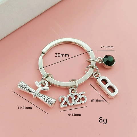 Porte-clés Saison des Diplômes 2025 en Alliage de Zinc Argent Avec Lettre Initiale Pierre de Naissance Pendentif Parchemin de Remise des Diplômes Cadeau de Diplôme pour Homme Femme