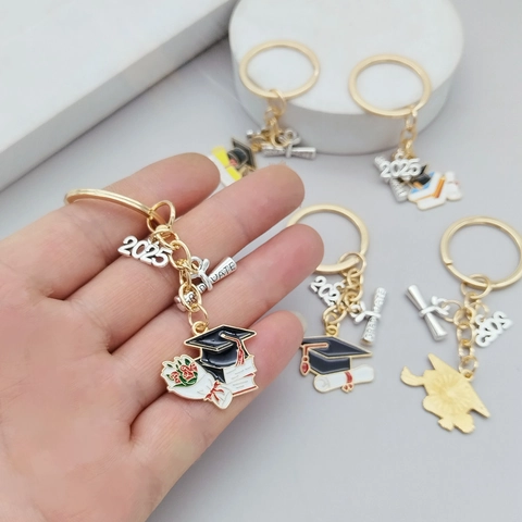 Porte-clés de Graduation 2025 Toque de Gradué Parchemin Livres Fleurs Pendentif en Métal Cadeau Souvenir Diplôme