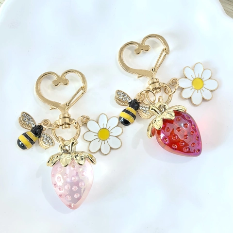 Porte-clés Doux en Résine Fraise Abeille Fleur Boucle en Coeur Alliage Or Pendentif de Sac Fruit Accessoire pour Femmes Filles Cadeau