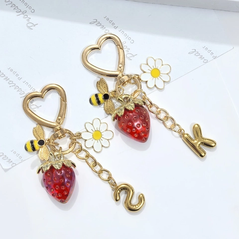 Porte-clés Doux en Résine Fraise Abeille Fleur Boucle en Coeur Alliage Or Pendentif de Sac Fruit Accessoire pour Femmes Filles Cadeau