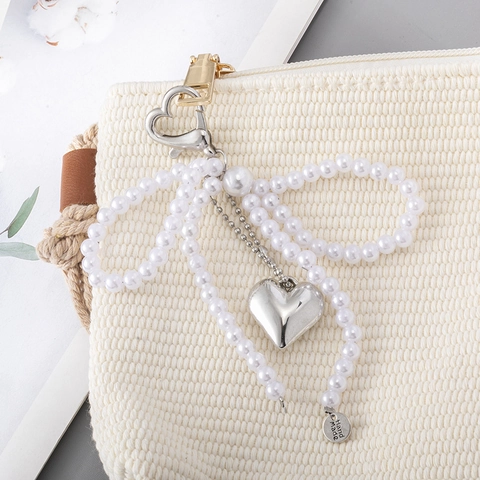 Colgante de Bolso con Lazo de Perlas Artificiales de Imitación Dulce con Dije de Corazón de Aleación Llavero de Lazo Hecho a Mano Para Mujeres Niñas Accesorios de Moda