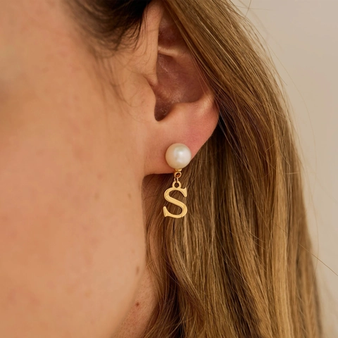 Elegante 18K Vergulde Koperen Letter Kunstparel Hangende Oorbellen Voor Dames Eenvoudige Alfabet A-Z Initiaal Hanger Mode Sieraden Cadeau