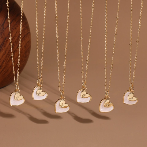 18K Vergulde Koperen Hart Ketting Met Witte Kunstparelmoer Beginletter Dubbel Hart Hanger Kogelketting Dames Sieraden