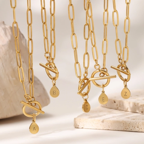 Collana in Acciaio Inossidabile 304 Placcato Oro 18K a Graffetta Con Chiusura OT Ciondolo Lettera Iniziale Gioielli Donna
