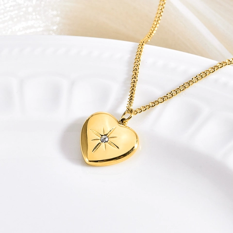 Collana Con Pendente a Cuore In Acciaio Inossidabile Placcato Oro 18K Stella a Otto Punte Zirconia Girocollo Donna