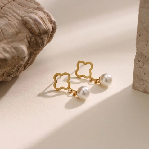 Pendientes de Botón de Acero Inoxidable Bañado en Oro 18K Trébol de Cuatro Hojas Hueco con Perla Artificial Natural para Mujer