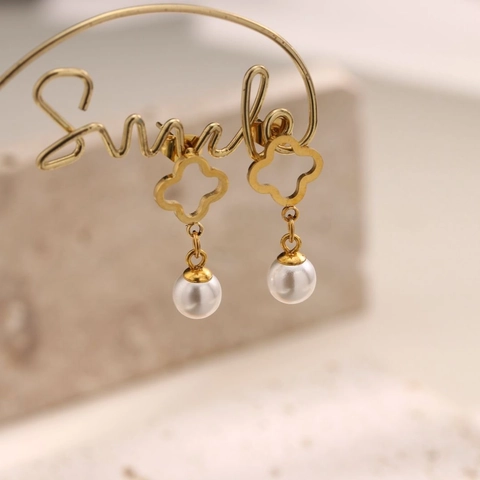 Pendientes de Botón de Acero Inoxidable Bañado en Oro 18K Trébol de Cuatro Hojas Hueco con Perla Artificial Natural para Mujer