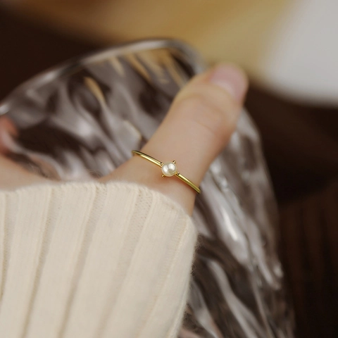Bague en Acier Inoxydable Minimaliste avec Künstliche Perle pour Femme Vintage Luxe Plqué Or Serti Quatre Griffes Bijoux Cadeau