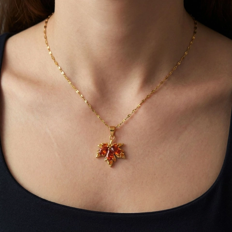 Collar con Colgante de Hoja de Arce de Acero de Titanio Chapado en Oro de 18K Zirconia Cúbica Roja Joyería de Otoño Mujer