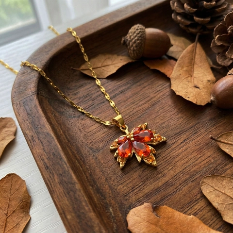 Collar con Colgante de Hoja de Arce de Acero de Titanio Chapado en Oro de 18K Zirconia Cúbica Roja Joyería de Otoño Mujer