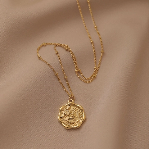French Vintage Titanium Steel 18K Gold Plated Peach Blossom Embossed Round Plate Pendant Necklace For Women Clavicle Chain