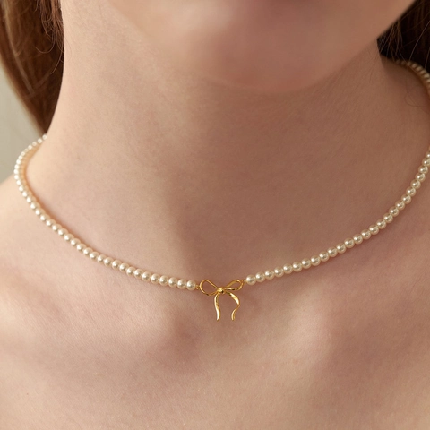 Collier Élégant en Künstliche Perles d'Imitation avec Nœud Papillon pour Femme Pendentif en Cuivre Plaqué Or Argent Bijoux Rétro