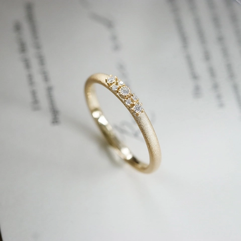 Anillo de Moissanita de Plata de Ley S925 Para Mujer Chapado en Oro de 14K Acabado Mate Cinco Piedras Joyería Minimalista Vintage
